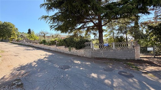 Villetta Con Trullo e Deposito in Zona Collinare